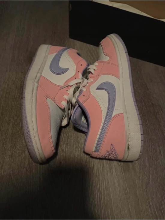 Nike men Low-Top Sneakers in White, Pink and Lavender